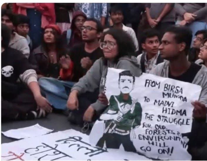 वायु प्रदूषण के खिलाफ प्रदर्शन में शामिल लोगों ने देश के मोस्ट वांटेड नक्सली कमांडर माड़वी हिड़मा (44) के पोस्टर लहराए।