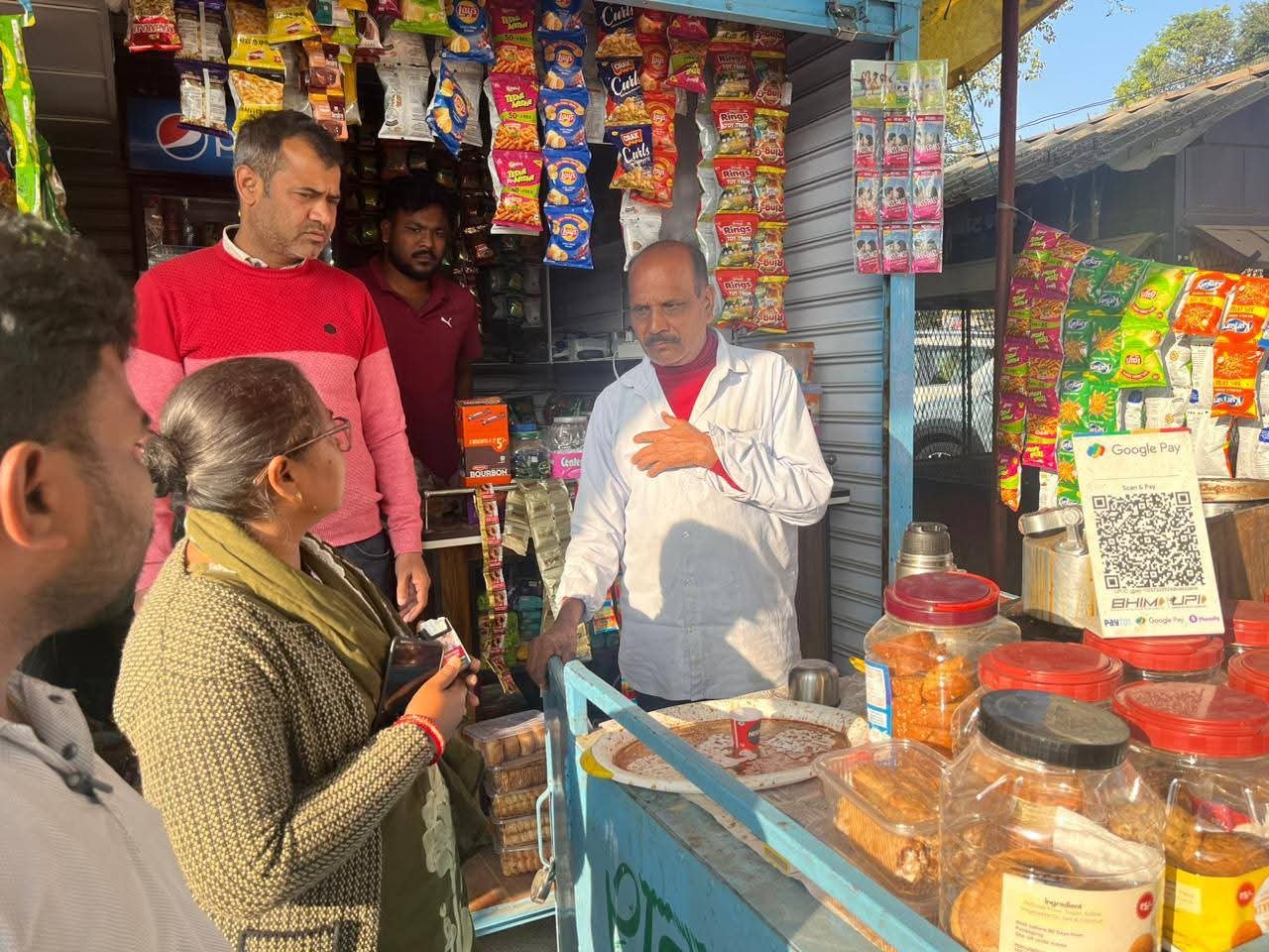 खाद्य सुरक्षा विभाग और तंबाकू निषेध टीम की संयुक्त कार्रवाई – कई दुकानों में पाई गई गंभीर अनियमितताएँ