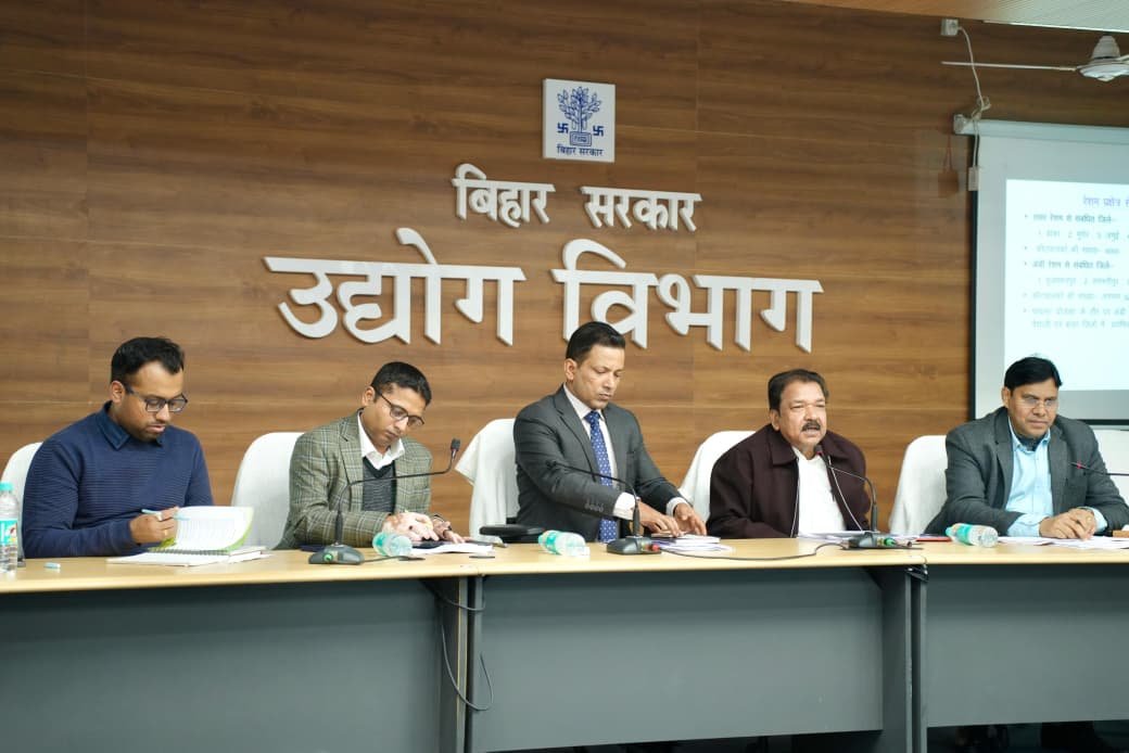 हस्तकरघा प्रक्षेत्र की उद्योग मंत्री डॉ. दिलीप कुमार जायसवाल ने की समीक्षा